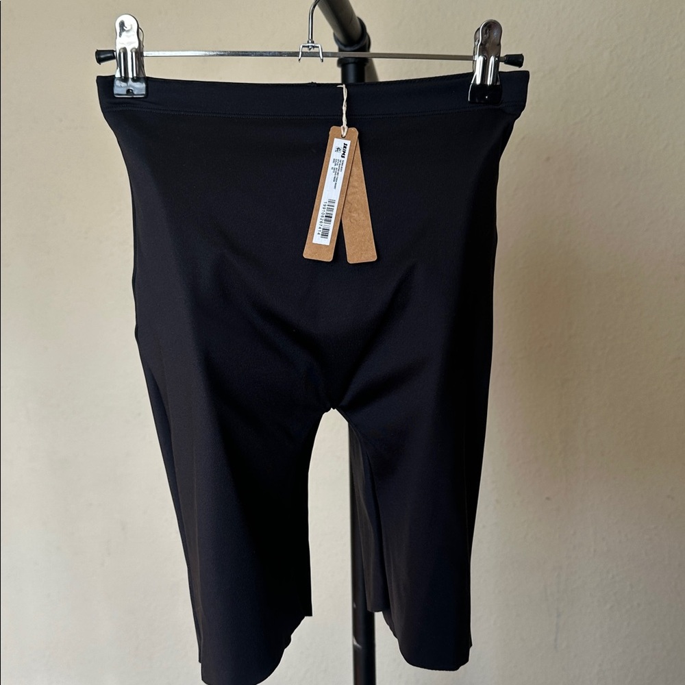 SKIMS Booty Hip Enhancing Shaping Mid Thigh Short, Size XS NWT - Picture 4 of 10